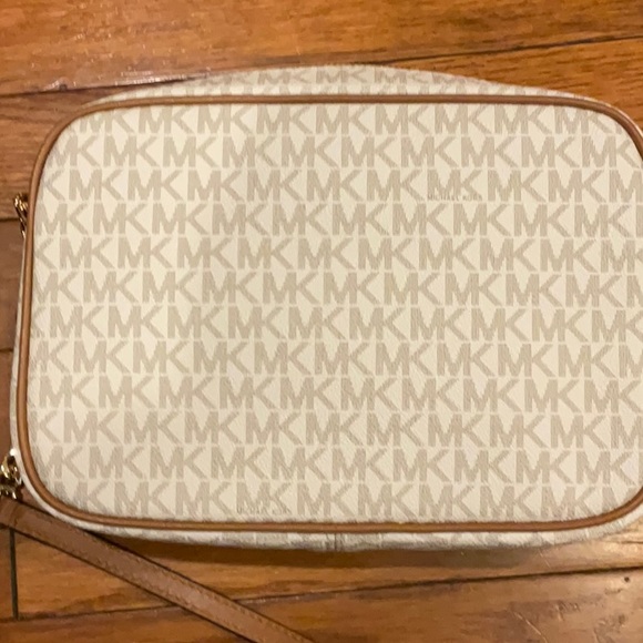 Michael Kors Crossbody. Brand new. Never worn. - Picture 3 of 4